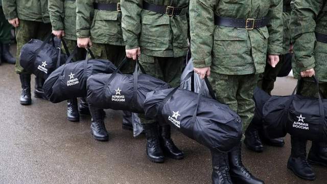 Перевіряють в аеропортах: у Росії чоловікам почали вручати повістки