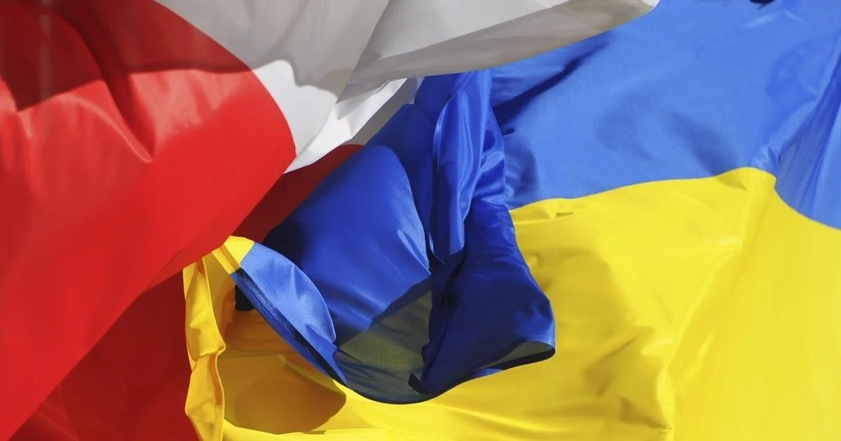 Прапори Польщі та України.