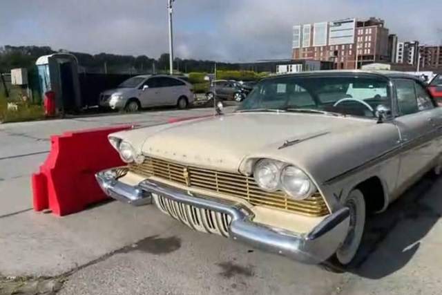 Справжня "Хрістина" на Закарпатті: в Україну завезли культовий Plymouth Fury з 50-х