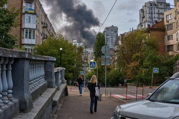 РФ атакує Київ: влучання у висотку, спалахнула пожежа