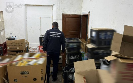Почти 50 тонн спирта и поддельные акцизы: на Закарпатье раскрыли подпольное производство алкоголя. ФОТОрепортаж