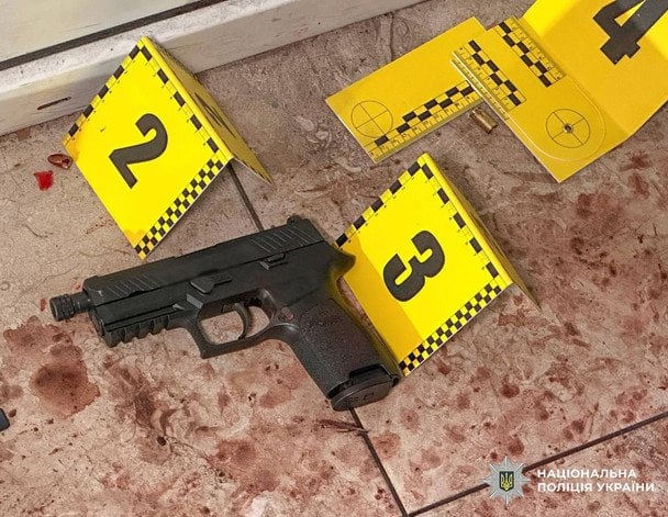 Пістолет, з якого нападник здійснив сім прицільних пострілів. Фото: Національна поліція України