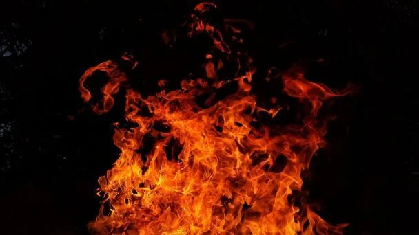 Росіяни влучили дроном у багатоповерхівку в Сумах: спалахнула пожежа