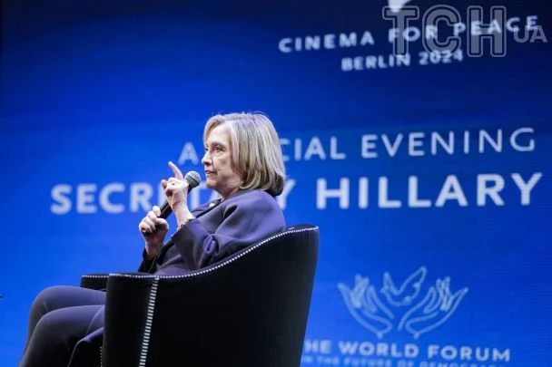 Путін може мати компромат на Трампа: Клінтон зробила гучну заяву про президента США