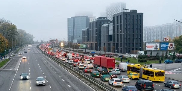 У Києві — колапс після обстрілу: рух Південним мостом перекрито, затори, зелена гілка метро "розірвана" (відео)