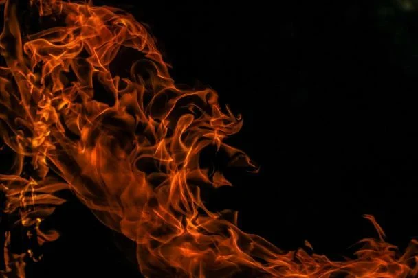 У Києві після російської атаки спалахнула пожежа: горить будівля ресторану