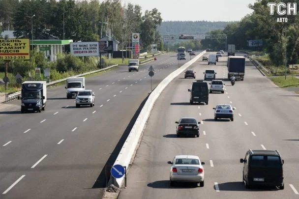 РФ вдарила по трасі під Києвом: горять автомобілі, є загиблі та поранені — перші деталі