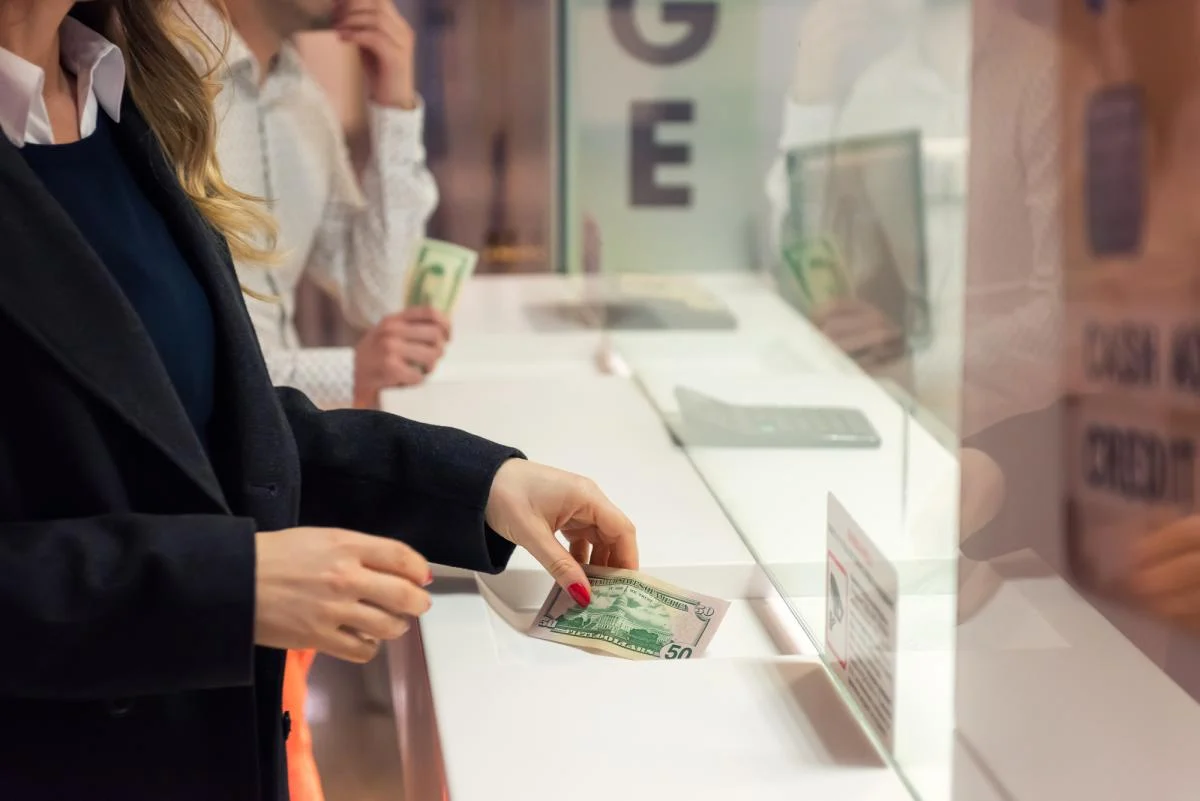 "ПриватБанк" підняв ціни на валюту: актуальний курс долара і євро 20 жовтня