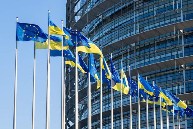 Дефіцит у 70 мільярдів євро: як ЄС шукає гроші для України у Британії та Канади