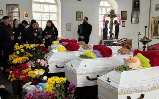 На Криворожье похоронили пятерых детей семьи Вороновых, которых более двух месяцев считали пропавшими без вести после удара РФ. ФОТО