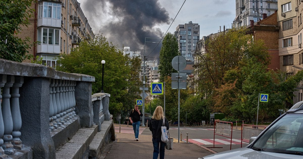 РФ атакує Київ: влучання у висотку, спалахнула пожежа